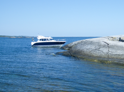 Motorbåt förtöjd mot klippa i Stockholms skärgård